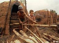 'Escravo moderno' e filho na produção de carvão em Grão Mogol, Minas Gerais