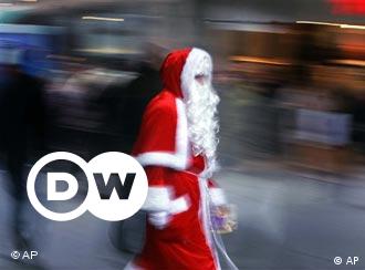 Kurz vor Weihnachten sind die Städte voll von Menschen, die noch auf den letzten Drücker ein Präsent für Weihnachten brauchen.
Dem Weihnachtsmann geht es da nicht anders: Auch er ist noch auf der Suche nach Geschenken - und ständig in Eile. 