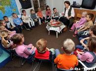 Εθελόντρια γιαγιά διαβάζει ιστορίες σε παιδιά στον παιδικό σταθμό