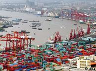 Hafen in Schanghai, viele Verladekräne und Schiffe (Quelle: dpa)