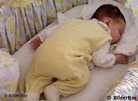 El bebé debe dormir siempre boca arriba, con un saco de dormir en lugar de una manta.