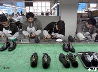 Κινέζοι εργάτες φτιάχνουν παπούτσια
