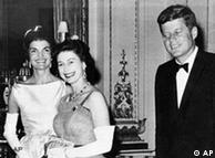 La Reina Isabel, recibe al presidente Kennedy y a la primera dama, Jacqueline, en el Palacio de Buckingham.  