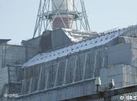 Manto de concreto e aço reveste o reator danificado em Tchernobil