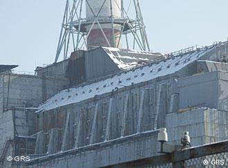 Фото из архива. Саркофаг, построенный после аварии над реактором ЧАЭС