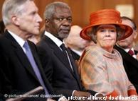 Rainha Beatrix (dir) e o secretário Kofi Annan (centro), nos 60 anos do CIJ