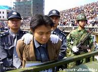صحنه‌ای از آغاز مراسم یک اعدام در پشت یک کامیون در ملاعام در چین
