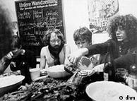 Miembros de la Comuna 1, en Berlín, durante una comida comunitaria.(1968).