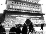 Fachada de um prédio coberta com propaganda pró-regime em 1967, em Pequim, durante a Revolução Cultural