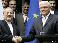 Steinmeier (dcha) con Manutschehr Mottaki, su homólogo iraní en Berlín, junio de 2006.