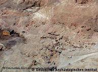 صورة جوية لمنطقة ذراع ابو النجا ويظهر فيها بقايا الهرم المكتشف