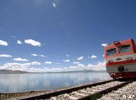 Kopf einer Lokomotive auf einem Gleis, im Hintergrund ein See und Wolken am Himmel (Quelle: AP) 