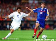 زیدان (راست) و دل‌پیئرو، ستارگان فرانسه و ایتالیا در فینال جام ملت‌های اروپا در سال ۲۰۰۰