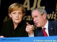 United States President George W. Bush, right, points out a member of the audience to Angela Merkel, Chancellor of the Federal Republic of Germany, left, following their speeches at the Gala Dinner of the 100th Anniversary meeting of the American Jewish Committee (AJC) at the National Building Museum in Washington, D.C. on May 4, 2006. Foto: Ron Sachs   +++(c) dpa - Report+++
