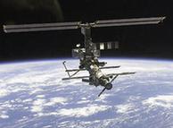 زمین سے تقریباً 350 کلومیٹر کی بلندی پر قائم بین الاقوامی خلائی اسٹیشن ISS