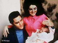 Elvis Presley dengan istrinya Priscilla dan putri Lisa Marie (1968)