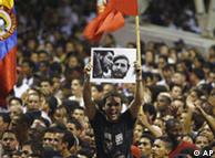 Un hombre levanta una fotografía de Fidel Castro, durante un concierto en honor del máximo líder con motivo de su 80 aniversario.