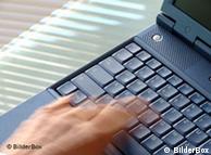 Рука над клавиатурой ноутбука