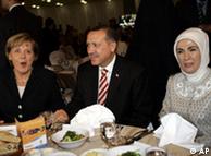 Η Μέρκελ στην Τουρκία το 2006 με τον πρωθυπουργό Ερντογάν και τη σύζυγό του