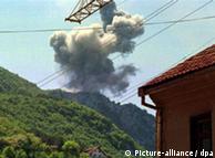 Bombardeio da Otan contra torre de telecomunicações em Uzice, a 200 km de Belgrado 