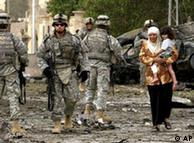 سربازان 
آمریکایی در محل انفجار یک بمب در عراق
