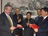 2006年11月7日，德国之声台长贝特曼与中国国际广播电台台长王庚年签署合作协定（左二是中文部主任冯海音）