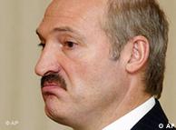 Detailaufnahme eines missmutig blickenden Alexander Lukaschenko (Foto: AP)