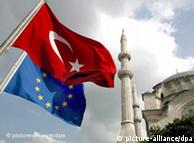 In this file picture dated 04 October 2005, a Turkish flag and an EU flag fly in front of Nur-i Osmaniye Mosque at Ottoman Era in Istanbul. The European Commission's report on Turkey's progress towards European Union (EU) membership is due out on Wednesday 08 November 2006. EPA/TOLGA BOZOGLU +++(c) dpa - Bildfunk+++