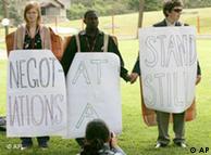 متظاهرون ضد سياسات غير المكترثة بتلوث المناخ  اثناء مؤتمر نيروبي للمناخ 