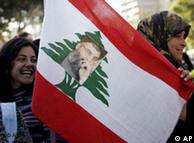 طرفداران 
حزب‌الله با پرچم لبنان و  نقش رهبر حزب‌الله بر آن