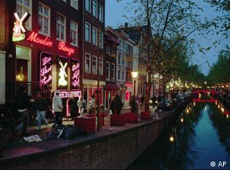 Prefeitura fechou um terço dos bordéis no bairro das luzes vermelhas em Amsterdã