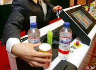 胡海峰曾执掌的威视公司2006年展示液体扫描仪