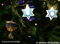 Símbolos judaicos numa árvore de Natal em Berlim