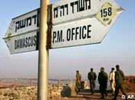 Israelische  Soldaten in der Nähe eines alten Militärpostens auf den Golan-Höhen  (Foto: AP)