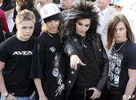 Los cuatro miembros de Tokio Hotel poseando para los fotógrafos.