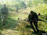 Soldat läuft gebückt durch den Dschungel (Quelle: AP)
