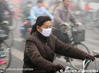 التلوث يجبر مواطني المدن الصينية على ارتداء أغطية الوجه تفاديا لاستنشاق الهواء الملوث