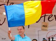 Басеску з румунським прапором