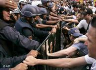 Zusammenstöße zwischen Polizisten und Demonstranten, Quelle: AP