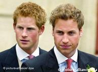 El Príncipe Harry (izq.) y su hermano el Príncipe William. (Foto del 08.04.2005)