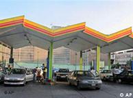 ایران تا 
کنون  یک سوم از ۷۰ میلیون لیتر بنزین مورد نیاز روزانه خود را وارد 
می‌کرده است 