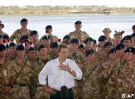 Ο πρώην πρωθυπουργός της Βρετανίας Τόνι Μπλερ εν μέσω Βρετανών στρατιωτών στο Ιράκ