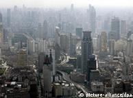 薄雾中的上海高楼林立