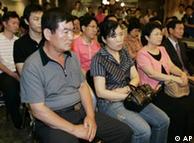 Familiares esperan juntos noticias de los sudcoreanos secuestrados en Afganistán.