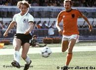 برند شوستر (چپ) در مصاف با ویلی فان هلندی در جام ملت‌های اروپای ۱۹۸۰