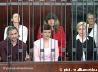 Las cinco enfermeras búlgaras y el médico palestino en un juzgado en Trípoli (foto del 11.07.2007). 