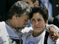 Gustavo Moncayo sucht Trost bei seiner Frau(Quelle: AP)