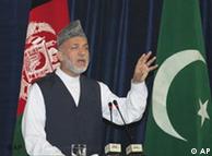 Der afghanische Prsident Hamid Karsai bei der Erffnung der Friedens-Dschirga, Foto: AP