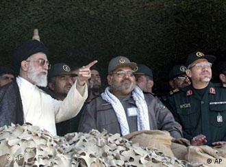یحیی رحیم صفوی (راست) در کنار حسن فیروزآبادی (وسط) و سیدعلی خامنه‌ای