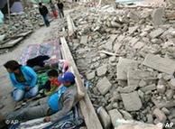 Familia peruana ante su casa destruida